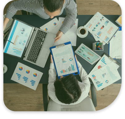 Personas trabajando en escritorio