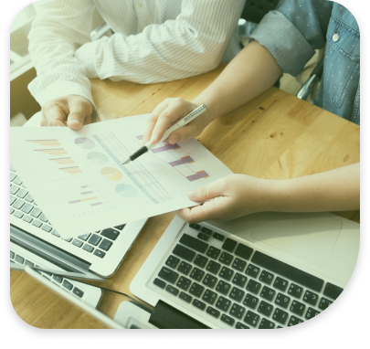 Personas trabajando en escritorio