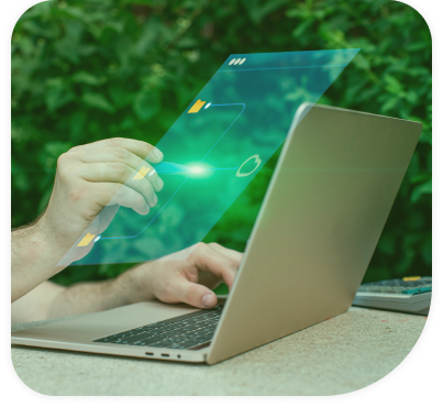 Personas trabajando en escritorio